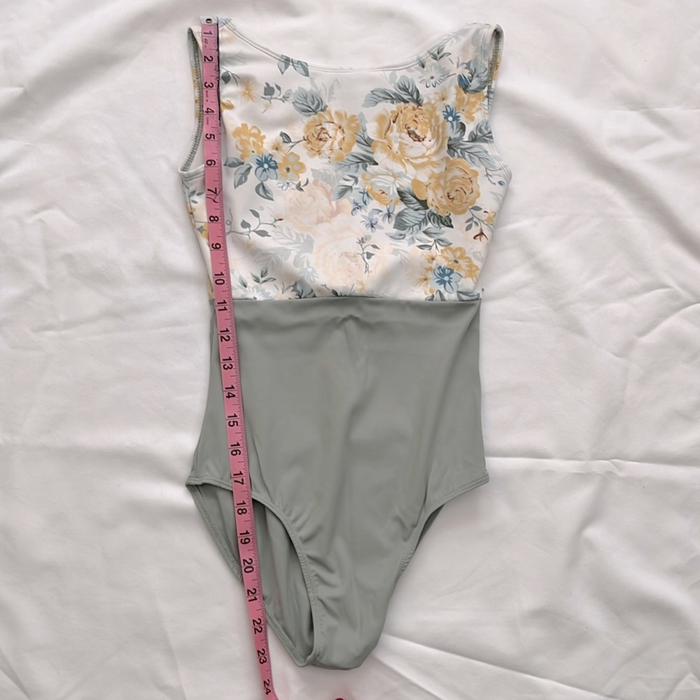 Beautiful dance leotard. 24” top to bottom. About a women’s XS/S.